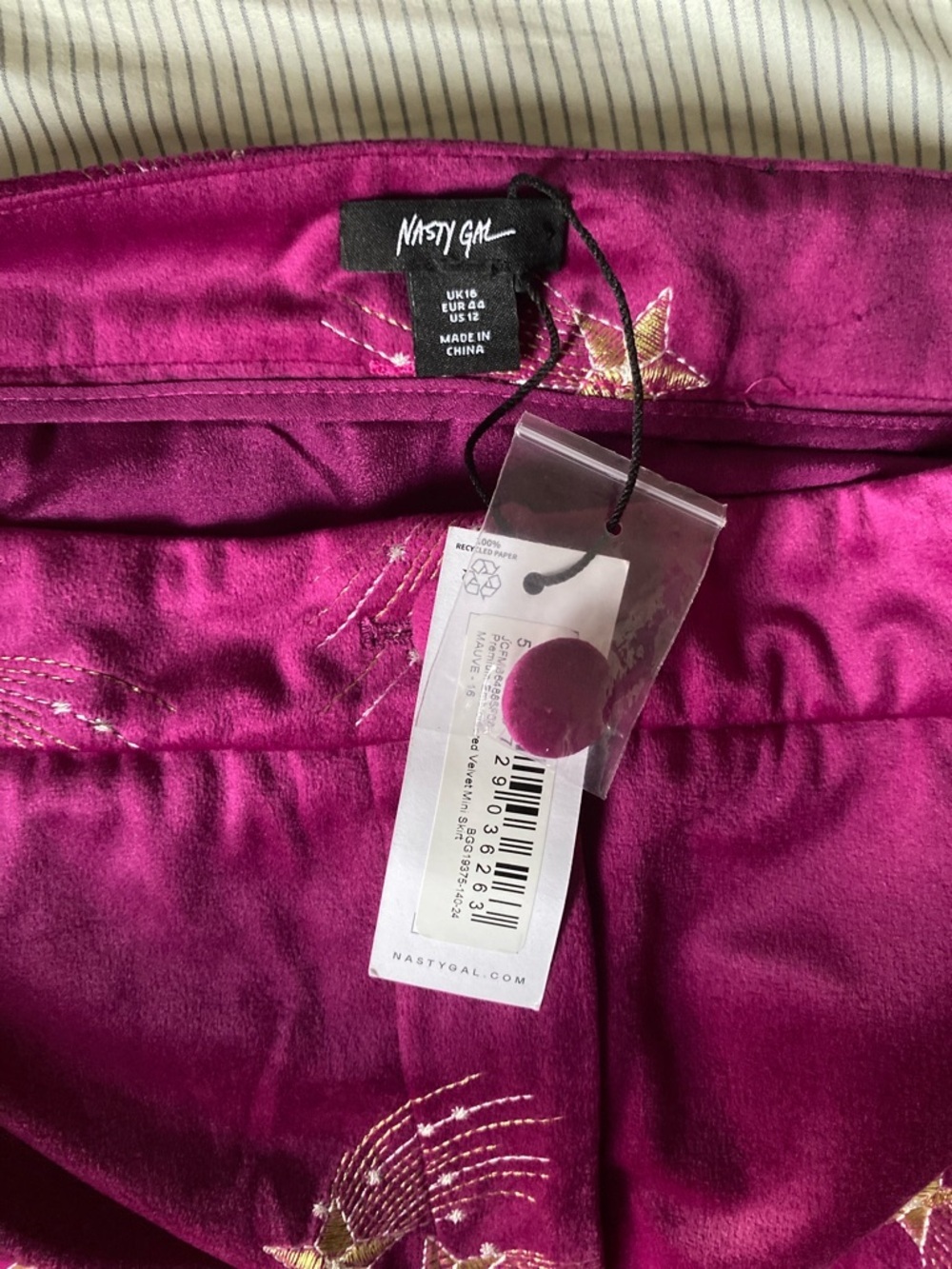 NWT Nasty Gal Premium
Embroidered Velvet Pink Mini Skirt
Mauve Magenta w/ stars - Picture 7 of 7